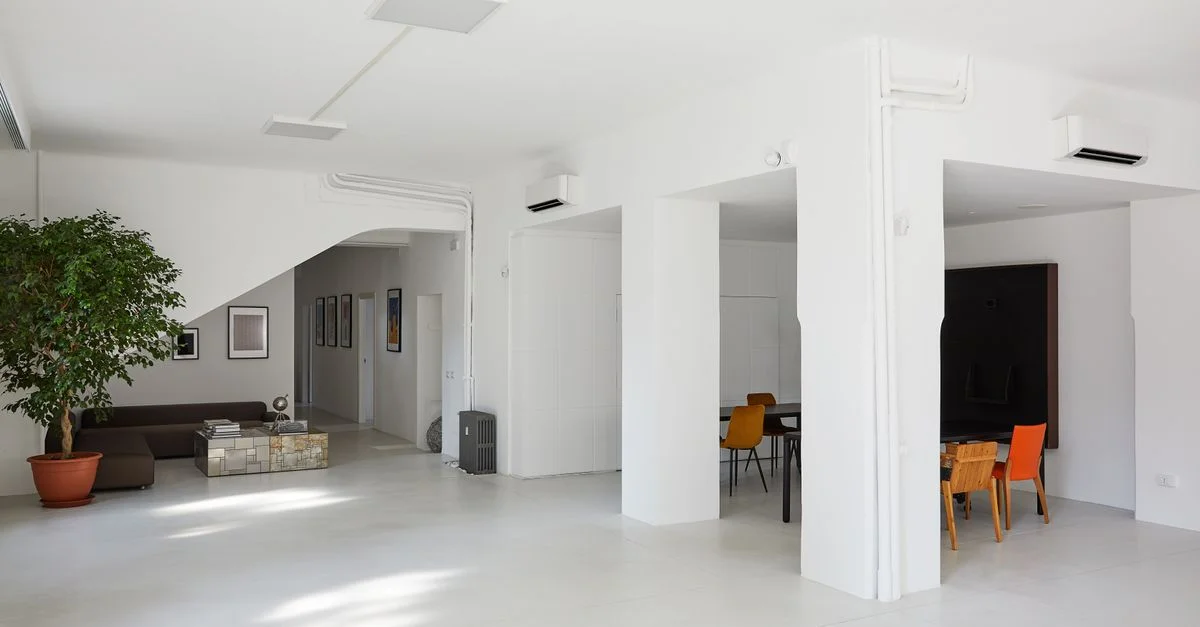 Appartement contemporain spacieux au design minimaliste et à la lumière naturelle brillante.