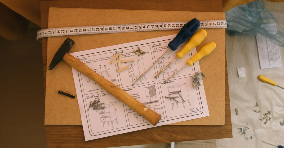 Marteau, tournevis et instructions pour assembler des meubles. Parfait pour les amateurs de bricolage.