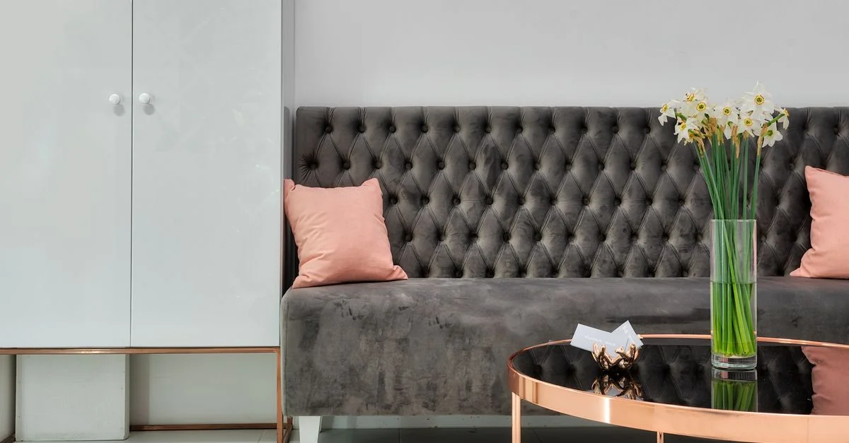 Salon moderne élégant avec un canapé en velours et une décoration florale, parfait pour l'inspiration à la maison.
