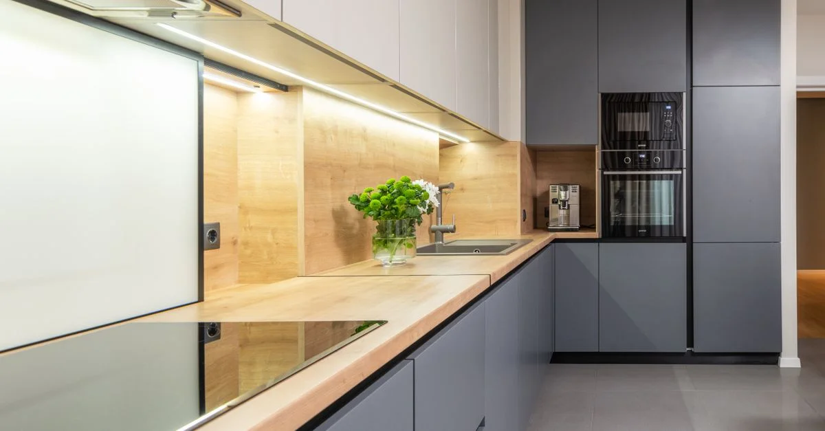 Design de cuisine moderne épuré avec des appareils intégrés, style minimaliste et lumière naturelle.