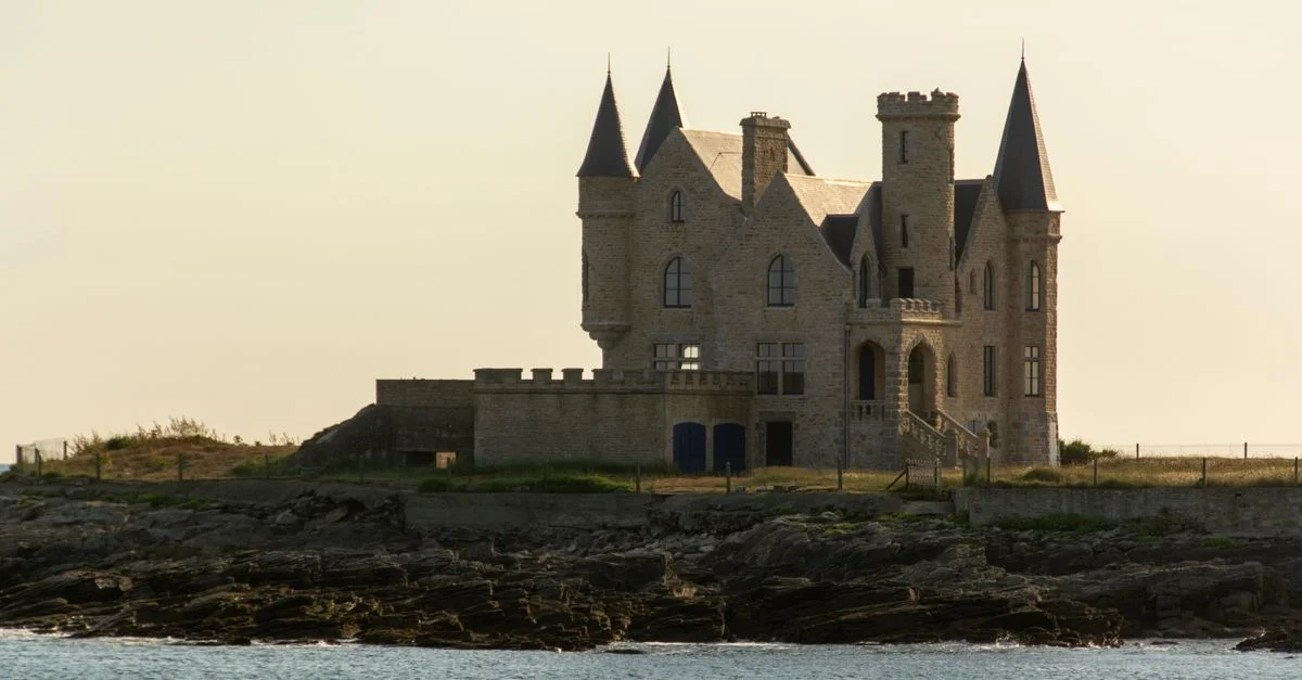 Château historique au bord de mer à Quiberon, Bretagne, France, au coucher du soleil.