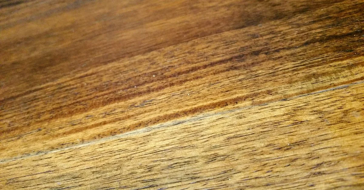 Gros plan détaillé d'une surface en bois texturée mettant en valeur les grains et motifs naturels.
