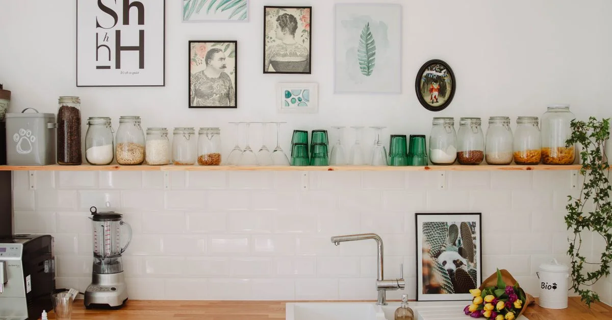Cuisine contemporaine en Estonie avec des étagères en bois, des éléments de décoration et des bocaux en verre au-dessus d'un évier.